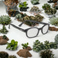 KD's 20015 sunglasses that fit under a motorcycle or ski helmet. With a resistant matte black frame and transparent polycarbonate lenses placed on the front of the plants.